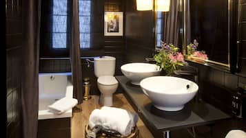 Deluxe Apartment | Bathroom sink
