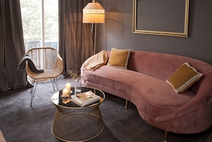 高级公寓, 2 间卧室 | 客厅 | 43-英寸纯平电视 (配备数码频道)、电视