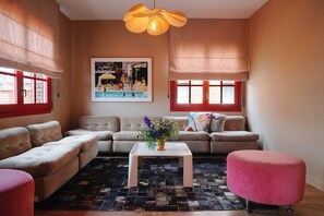 Deluxe Apartment | Living room | 43-inch flat-screen TV with digital channels, TV