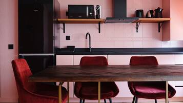 Superior-Apartment, 2 Schlafzimmer | Eigene Küche | Kühlschrank, Mikrowelle, Wasserkocher mit Kaffee-/Teezubehör