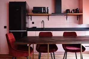 Superior appartement, 2 slaapkamers | Privékeuken | Een koelkast, een microgolfoven, een koffiezetapparaat/waterkoker