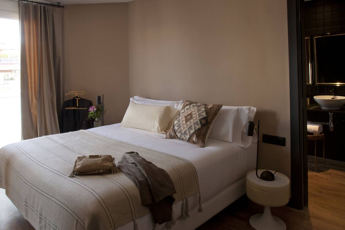 Deluxe Apartment | In-room safe, soundproofing, iron/ironing board (on request)