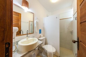 Habitación triple económica | Baño | Ducha, secador de pelo y toallas