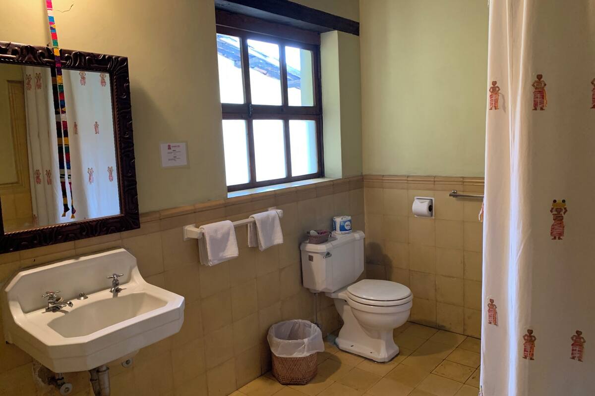 shower, free toiletries, towels