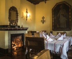 Serviço de café da manhã, almoço, jantar; vistas para o jardim