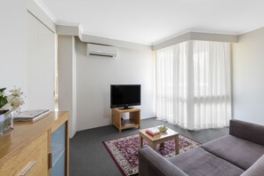 Apartment, 1 Bedroom (Full Kitchen) | Living room