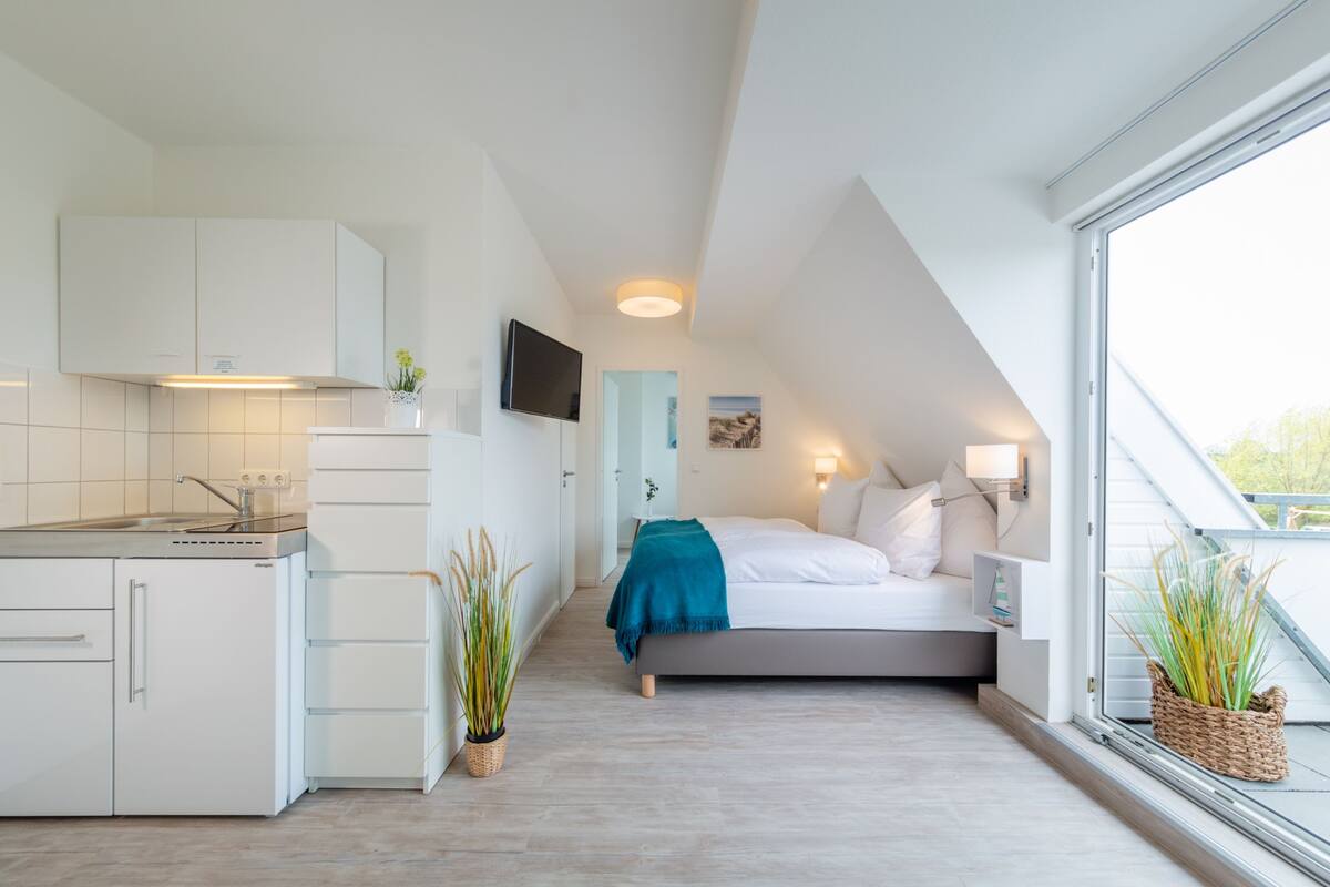 2 bedrooms, hypo-allergenic bedding, down duvets, in-room safe