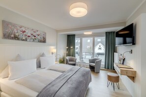 ملاءات للفراش لا تسبب الحساسية وألحفة محشوة بالريش وخزنة داخل الغرفة