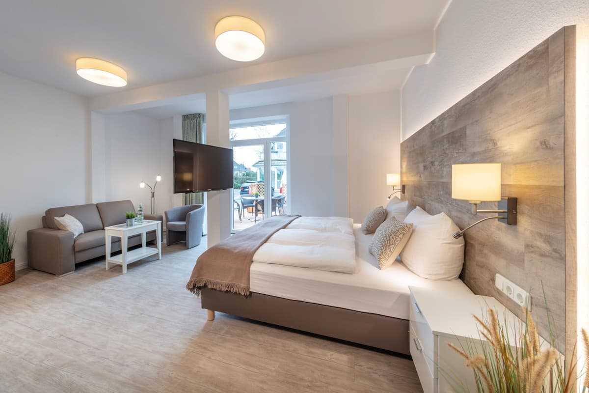 2 bedrooms, hypo-allergenic bedding, down duvets, in-room safe