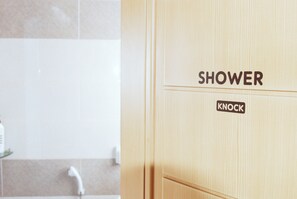 Shower, hair dryer, towels, soap - Gyeongju Tavo Guesthouse (Gyeongju)