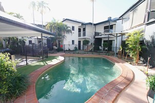 Una piscina al aire libre (de 07:00 a 20:00), tumbonas