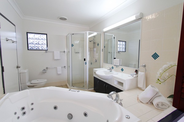 Habitación Deluxe, 1 cama Queen size, tina | Baño | Regadera, amenidades de baño gratuitas, secadora de cabello, toallas