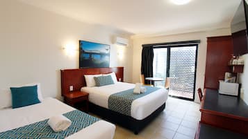 Executive Twin Room | Desk, laptop workspace, blackout curtains, soundproofing