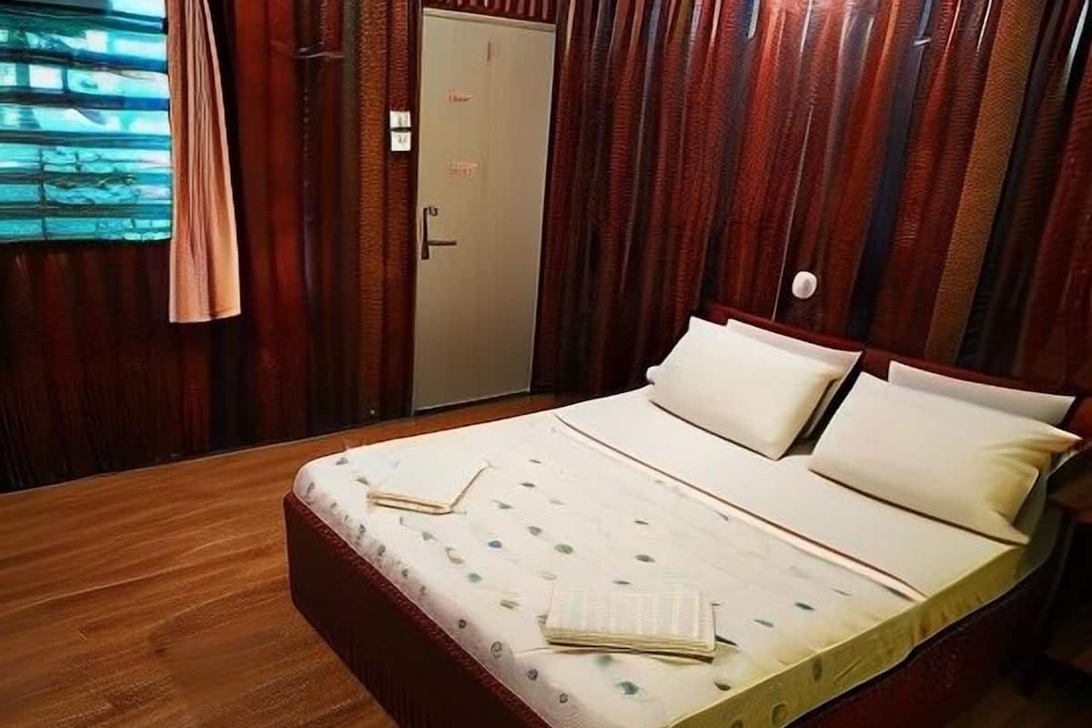 In-room safe, free WiFi, bed sheets