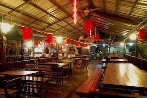 Phục vụ bữa sáng, bữa trưa, bữa tối, nhìn ra vườn