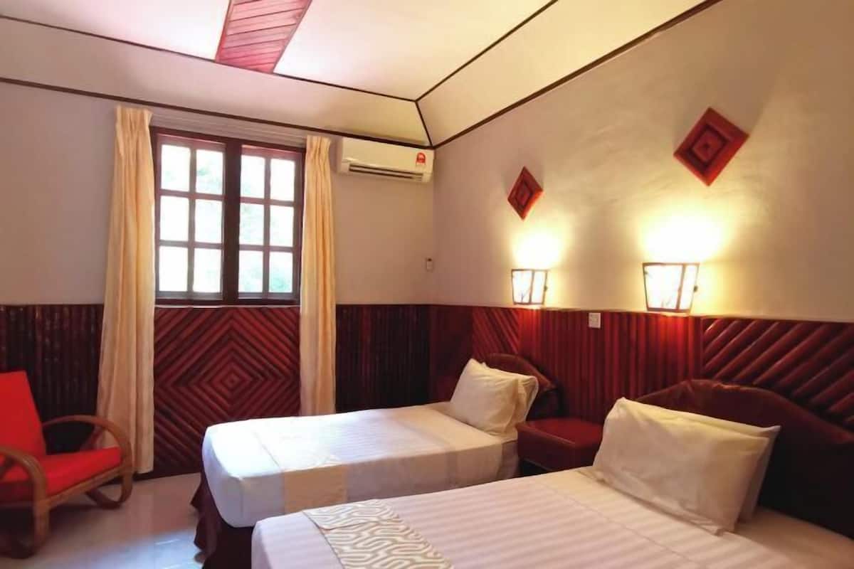 In-room safe, free WiFi, bed sheets