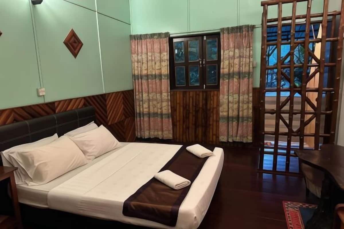 In-room safe, free WiFi, bed sheets