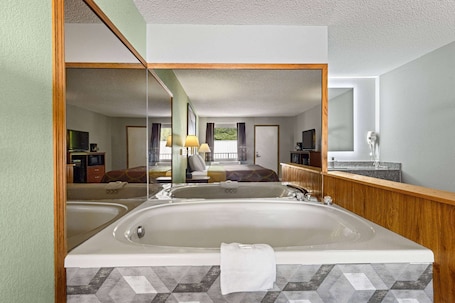 Suite, 1 King Bed, Non Smoking. Super 8 by Wyndham Branson / Shepherd of the Hills Exwy