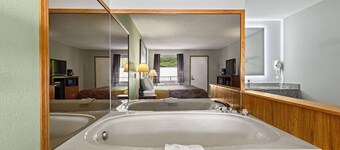 ซุปเปอร์ 8 บาย วินด์แฮม แบรนสัน / เชพเพิร์ด ออฟ เดอะฮิลส์ เอ็กซ์เพรสเวย์