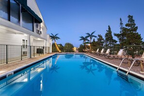 Outdoor pool - Super 8 by Wyndham Branson / Shepherd of the Hills Exwy (Branson)