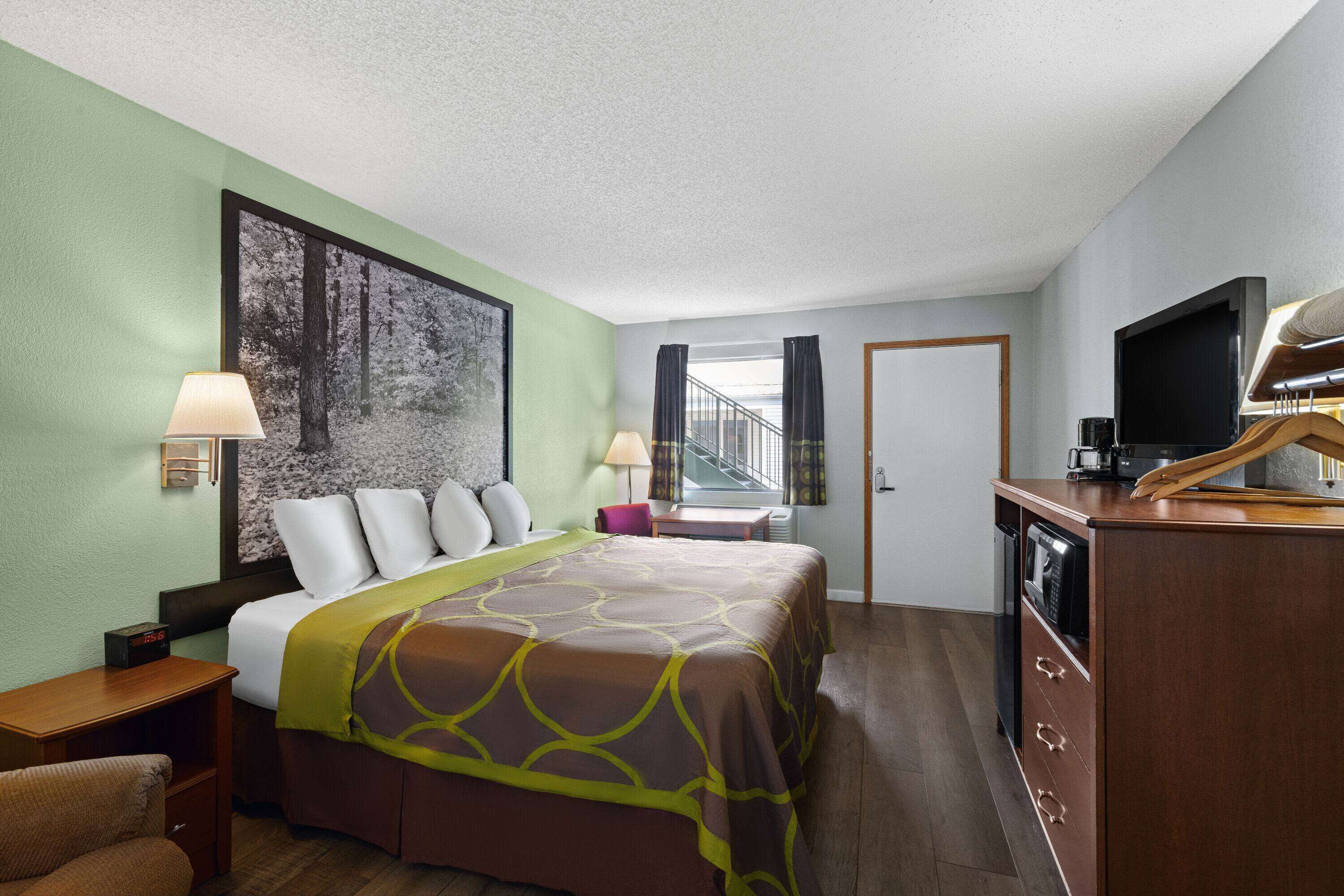 Room, 1 King Bed, Accessible, Non Smoking (Bathtub with Grab Bars) | 1 bedroom, desk, laptop workspace, blackout drapes