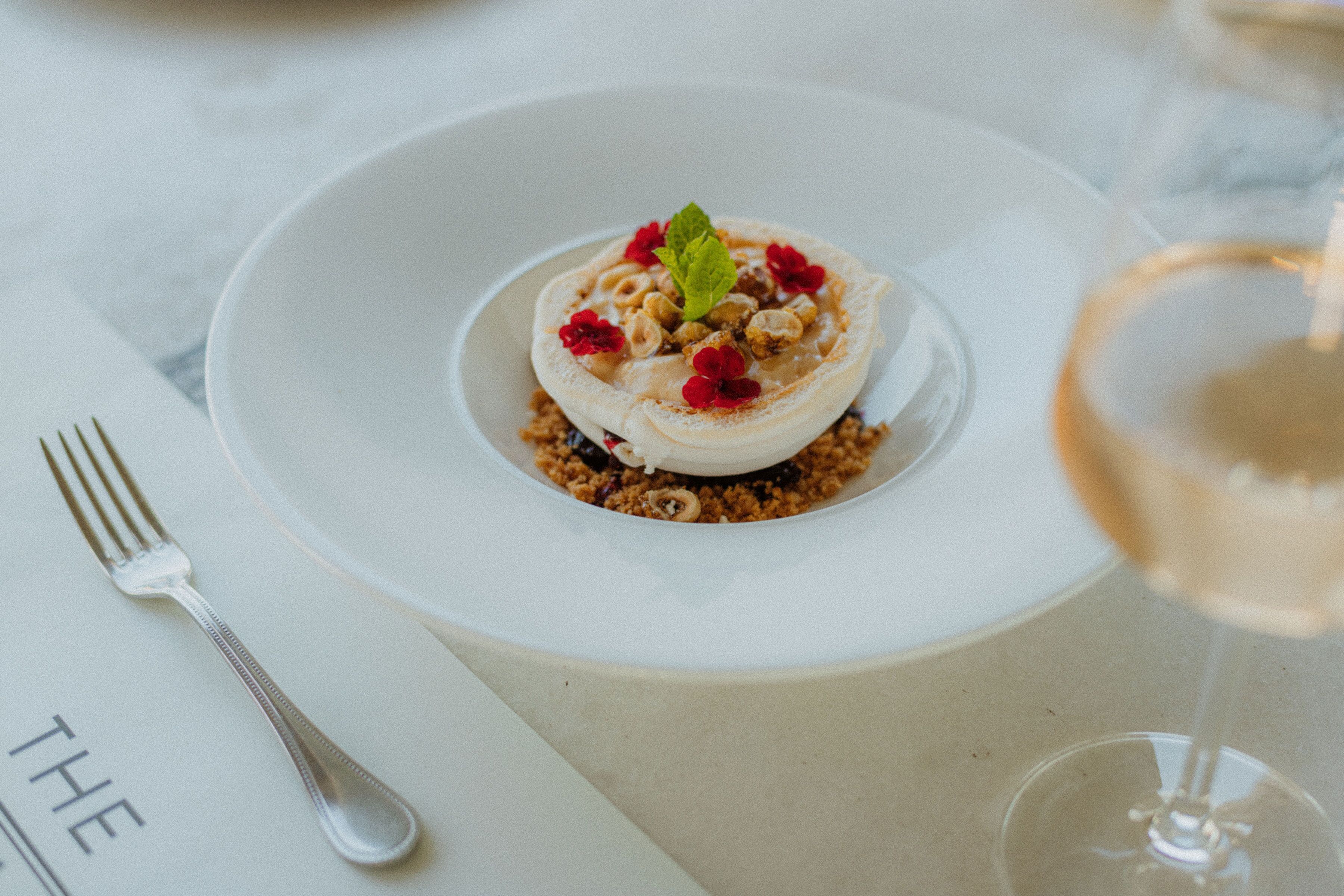 Dessert auf einem weißen Teller, eine Gabel daneben.