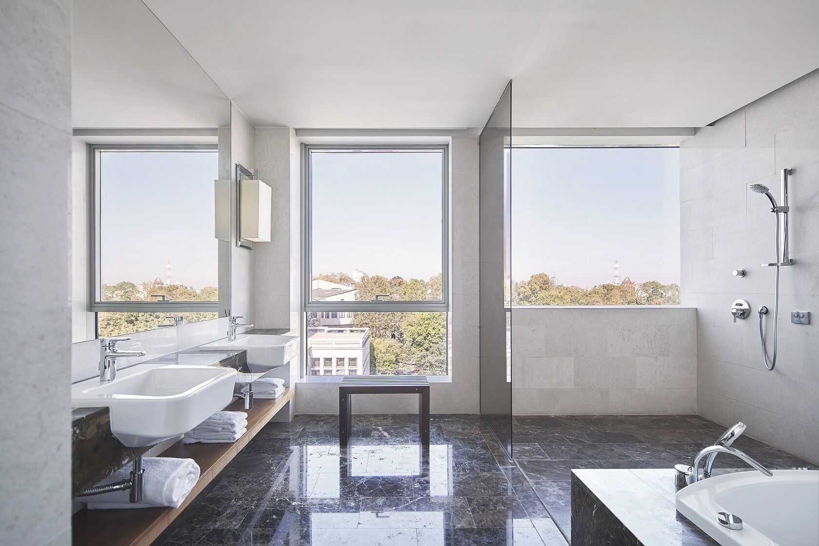 Belgrade Suite | Frigobar, cofres nos quartos, escrivaninha