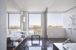 Belgrade Suite | Minibar, Zimmersafe, Schreibtisch, laptopgeeigneter Arbeitsplatz