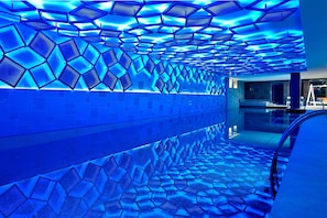 Kolam renang indoor, dengan kursi berjemur