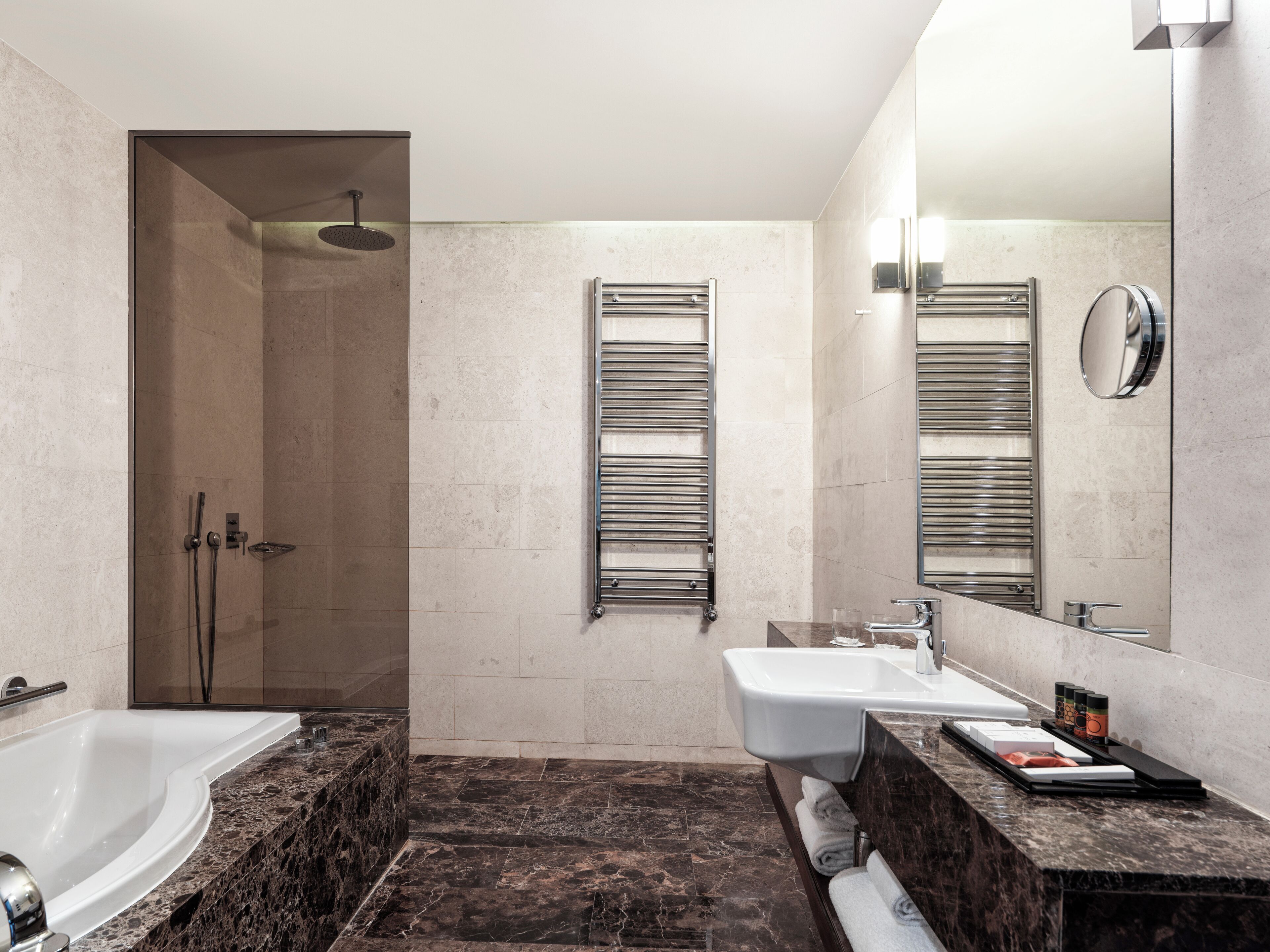 Un baño moderno con bañera, ducha y lavabo.