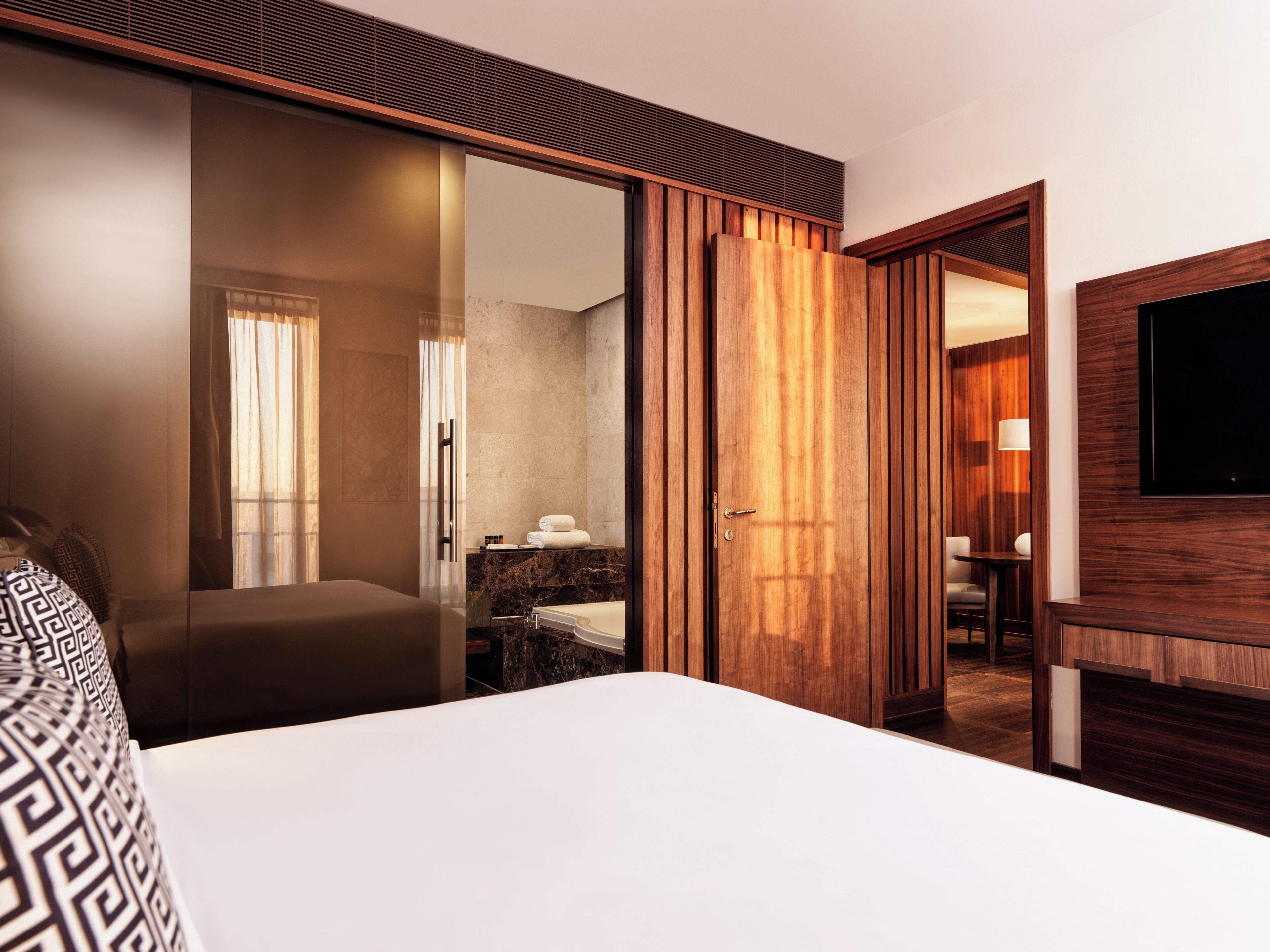 Executive Suite | มินิบาร์, ตู้นิรภัยในห้องพัก, โต๊ะทำงาน, พื้นที่ทำงานแบบใช้แล็ปท็อป
