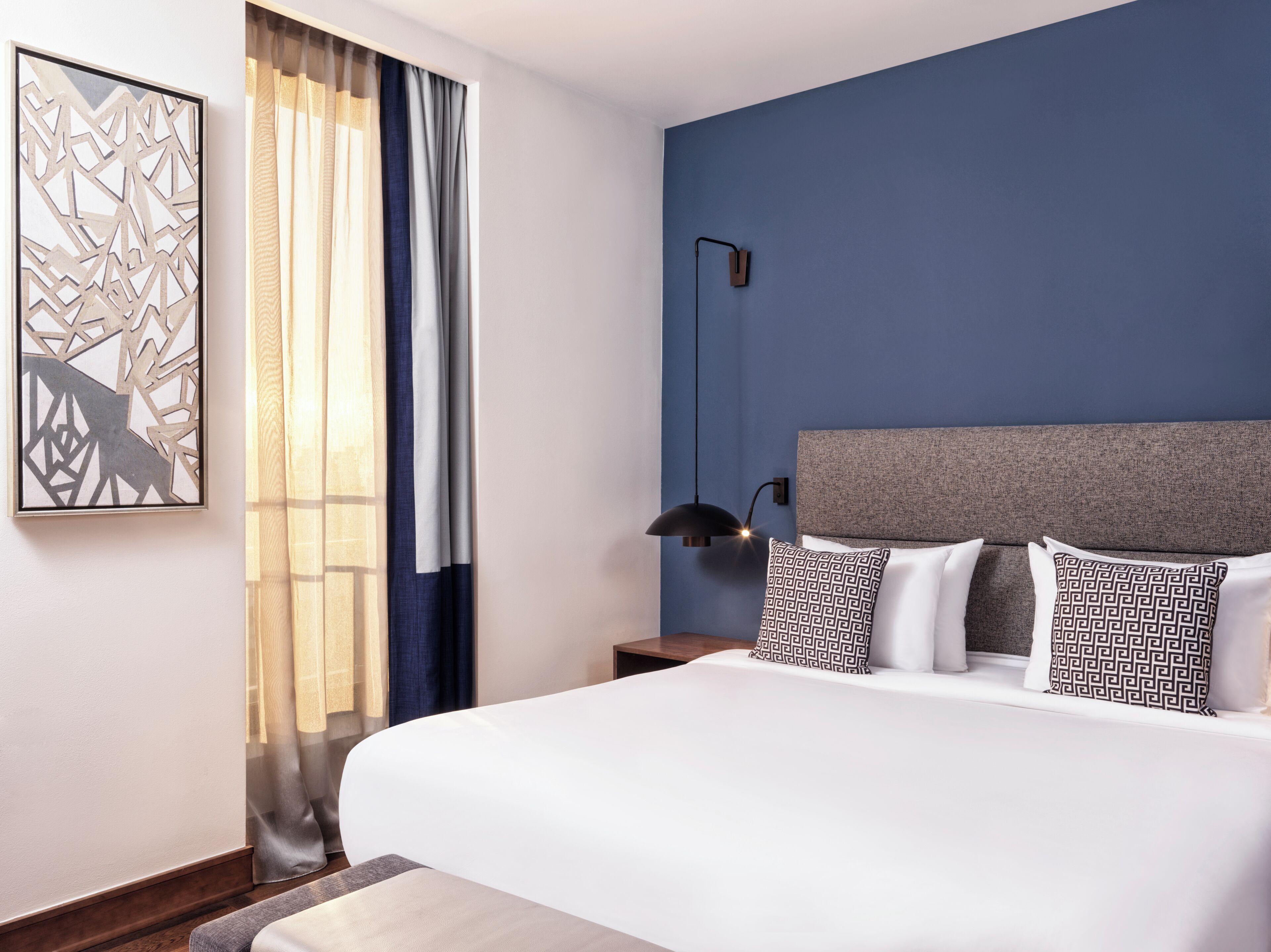 Family Connecting Rooms | Frigobar, cofres nos quartos, escrivaninha