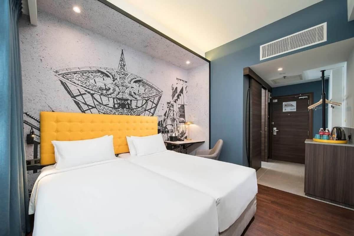 Artículos del minibar gratis y caja de seguridad en la habitación