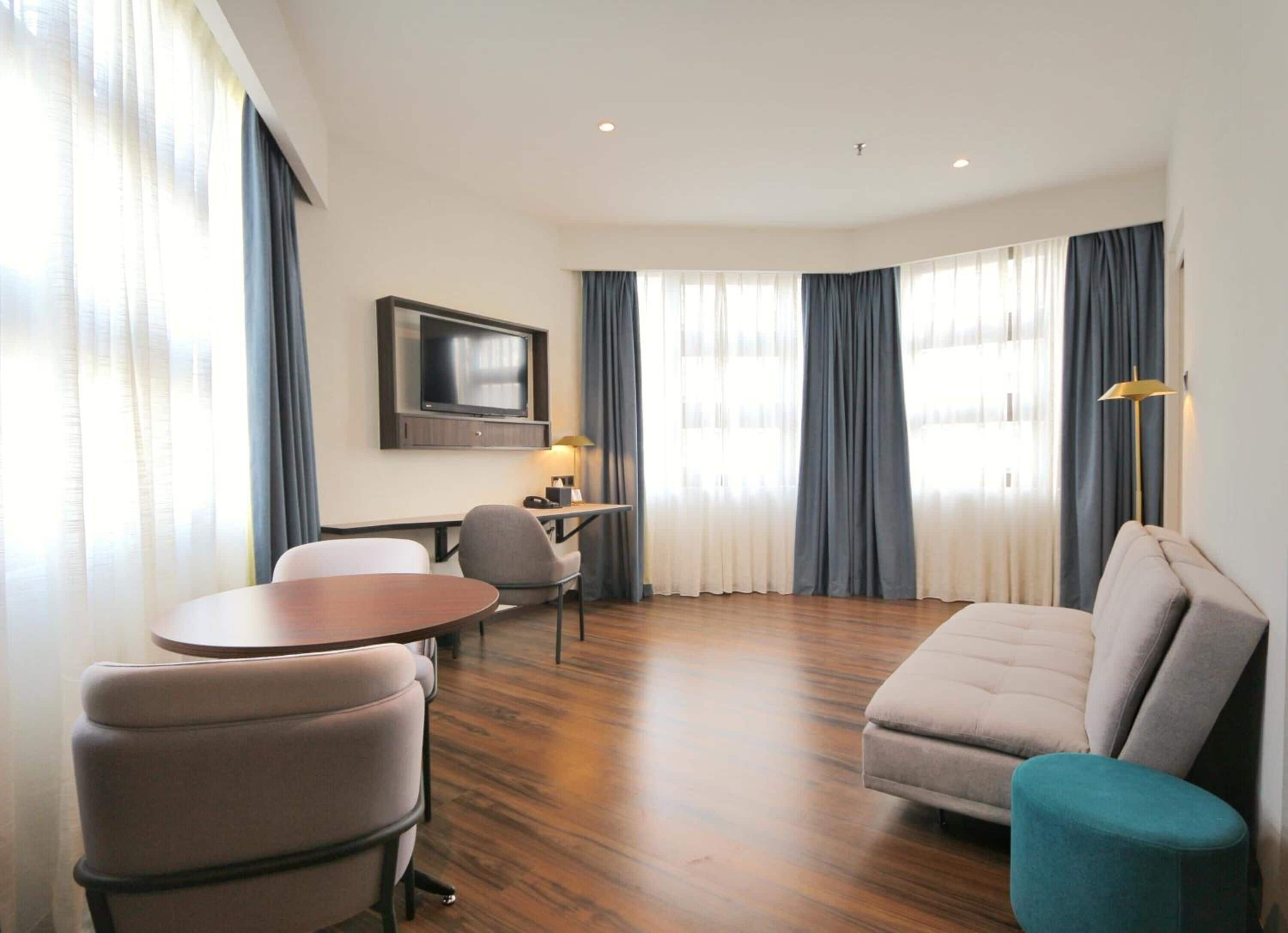 Standard Studio Suite | Living room | 24-inch LCD TV with satellite channels, TV