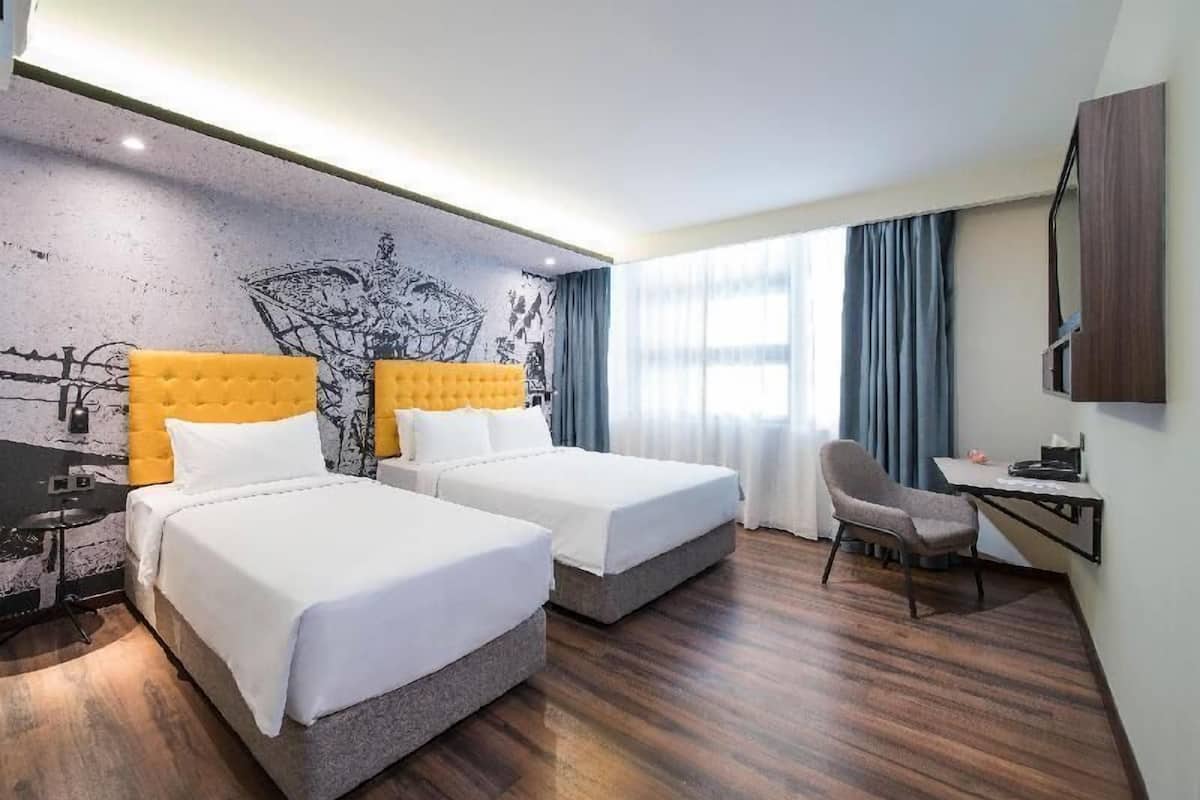 Artículos del minibar gratis y caja de seguridad en la habitación