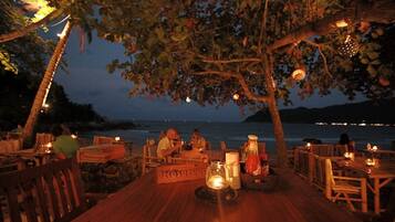 Breakfast, lunch, dinner served; seafood, beach views