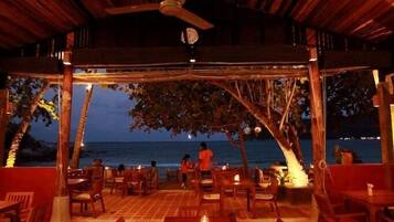 Petit déjeuner, déjeuner et dßner servis sur place, vue sur la plage
