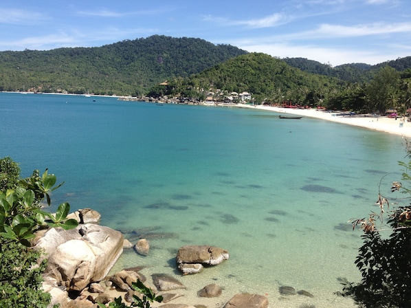 On the beach, sun loungers, beach towels, beach massages - Thongtapan Resort (Ko Pha-ngan)