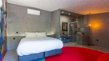 Decoración individual, cortinas opacas, sistema de insonorización