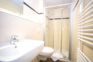 Habitación doble | Baño | Ducha, secador de pelo y toallas