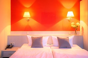 Escritorio, cortinas blackout y tabla de planchar con plancha