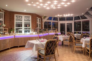 Frühstück, Mittagessen, Abendessen, regionale Küche, Speisen im Freien 