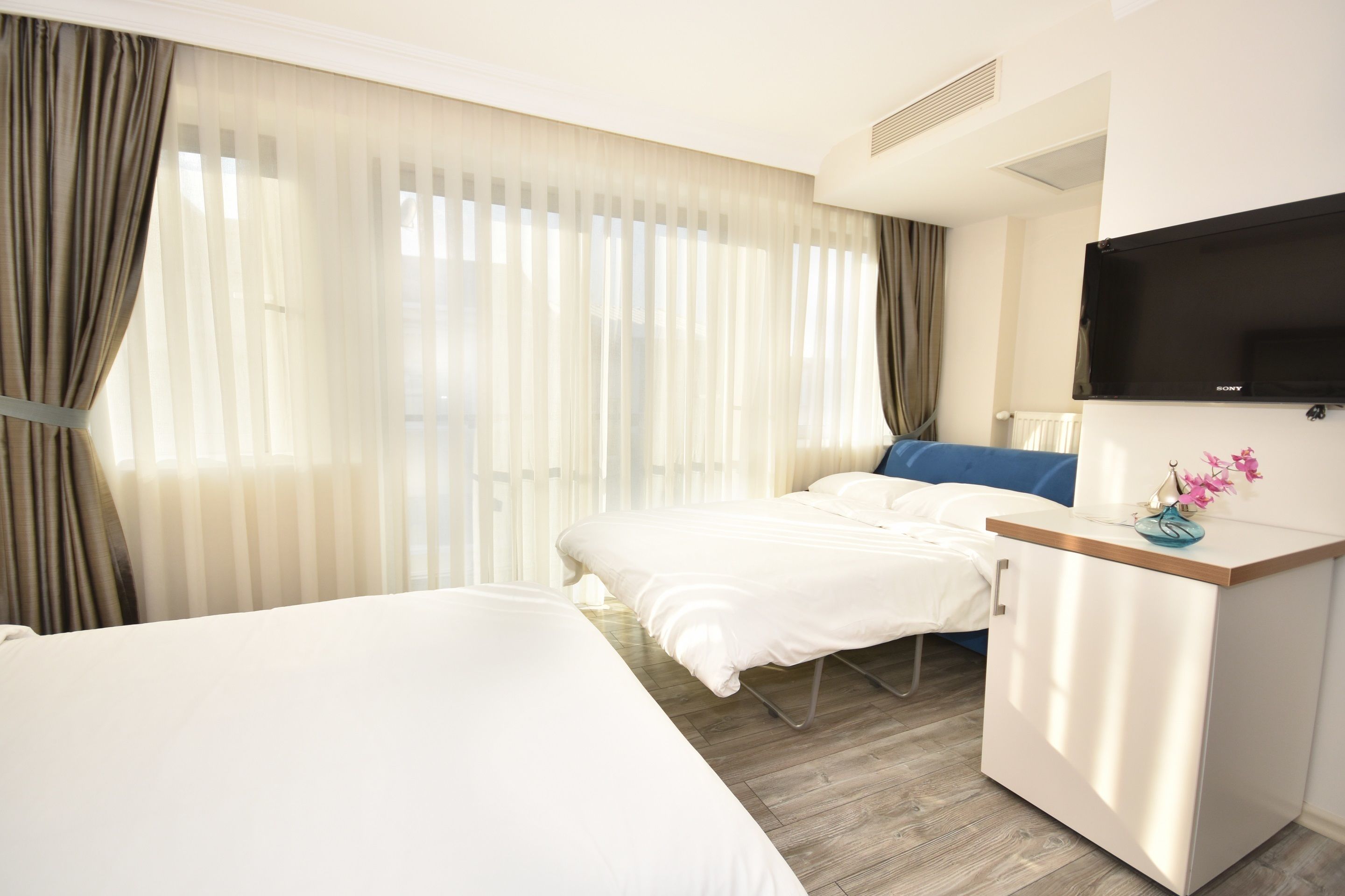 partial sea view room | minibar, in-room safe, desk, soundproofing