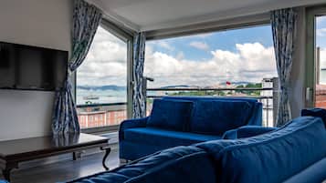Bosphorus View Junior Suite | Área de sala de estar | Televisión LCD
