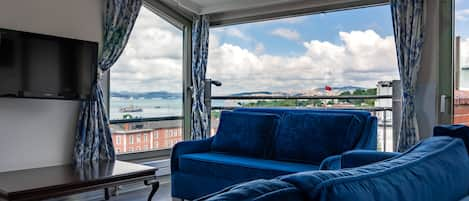 Bosphorus View Junior Suite | Wohnbereich | LCD-Fernseher