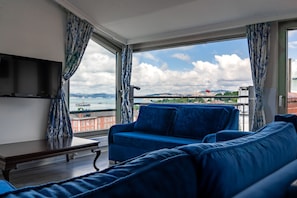 Bosphorus View Junior Suite | Living area | LCD TV - Elanaz Hotel (Istanbul)