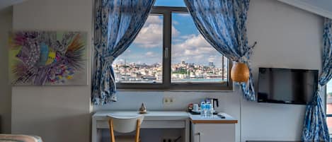 Bosphorus View Junior Suite | Wohnbereich | LCD-Fernseher