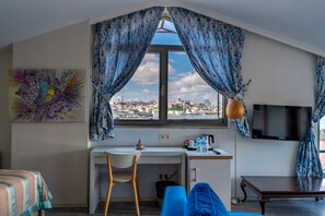 Bosphorus View Junior Suite | Living area | LCD TV - Elanaz Hotel (Istanbul)