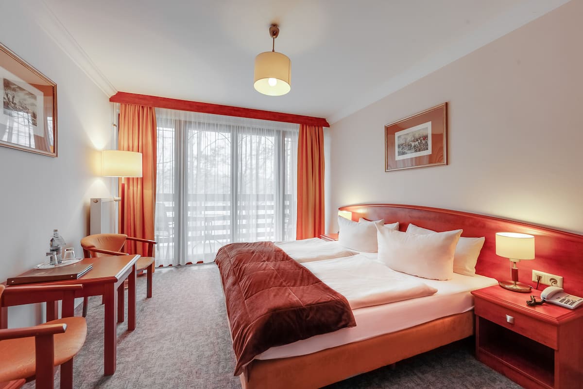 Een bureau, babybedden (toeslag), extra bedden (toeslag), gratis wifi