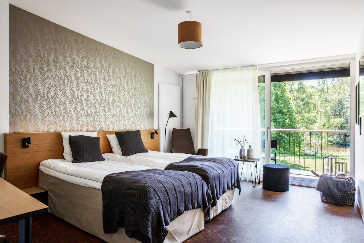 Habitación empresarial - 1 cama matrimonial o 2 individuales | 1 habitación, ropa de cama hipoalergénica y escritorio